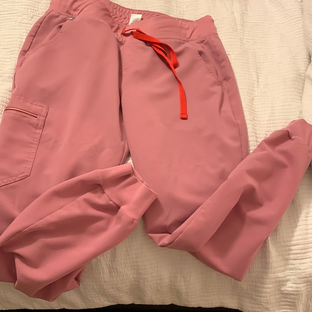 Medium Figs Zamora jogger scrub pants.